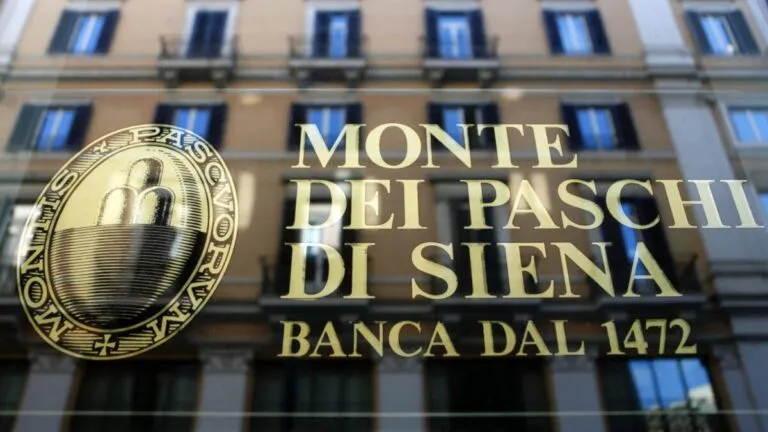 Fachada bancaria en Italia vinculada al Banco MPS y su adquisición de Mediobanca bajo revisión regulatoria