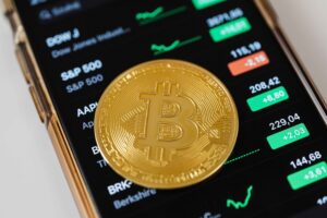 Gráfico del valor de Bitcoin mostrando alza reciente sobre los USD 37.000 en entorno financiero digital
