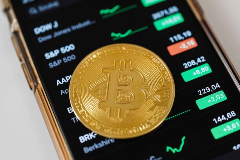Gráfico del valor de Bitcoin mostrando alza reciente sobre los USD 37.000 en entorno financiero digital