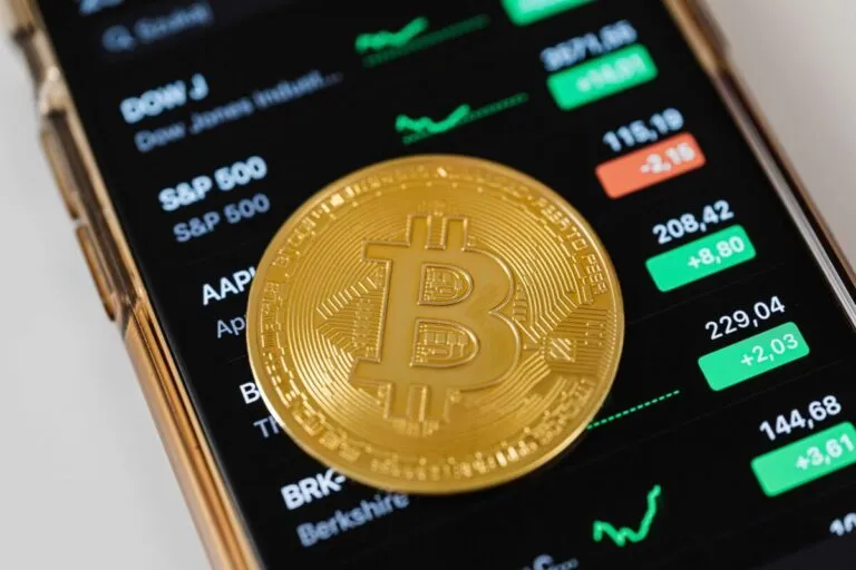Gráfico del valor de Bitcoin mostrando alza reciente sobre los USD 37.000 en entorno financiero digital