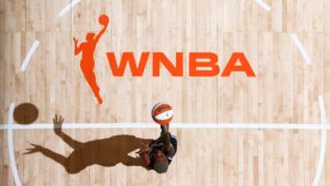 Becky Hammon alza la mirada en cancha mientras expresa críticas hacia el liderazgo de la WNBA tras tensiones internas