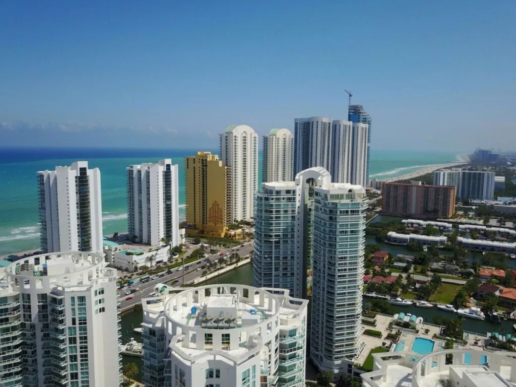 Vista aérea de complejos inmobiliarios de lujo en Florida, símbolo del auge global de residencias de marca