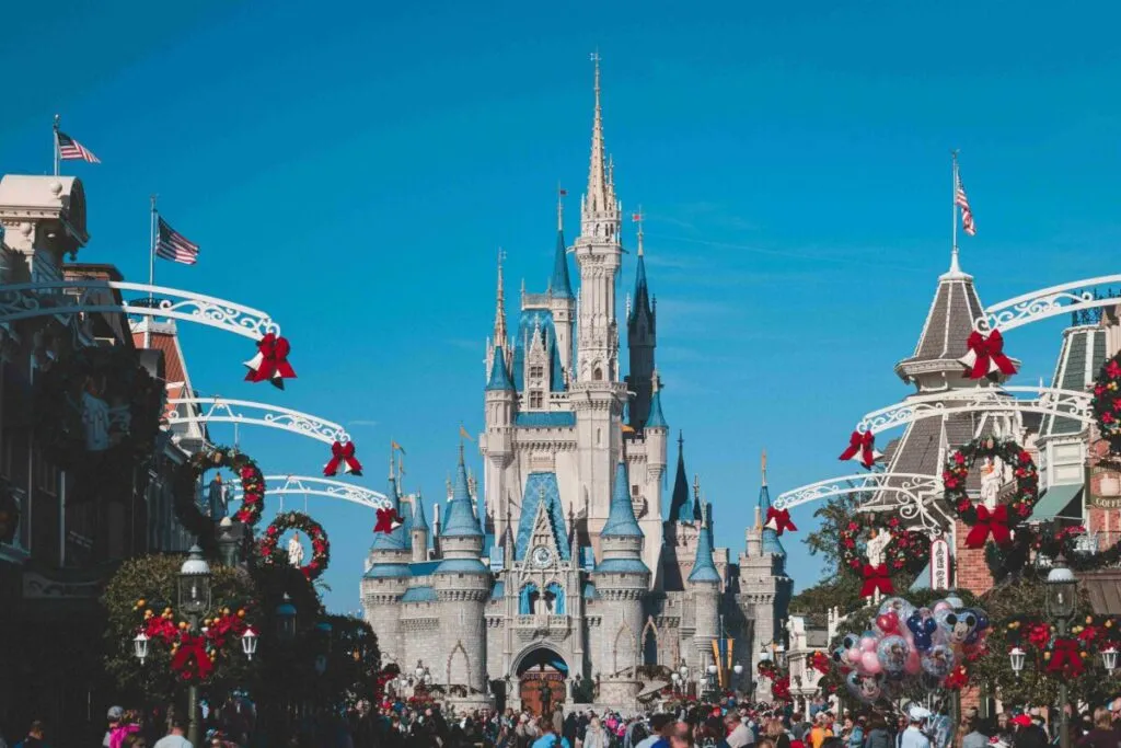 Acción de Disney cae tras pérdida de suscriptores y ajuste de expectativas por parte de Wall Street