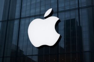 Logo de Apple sobre fachada vidriada en estilo corporativo, ilustrando el avance del iPhone satelital con tecnología espacial