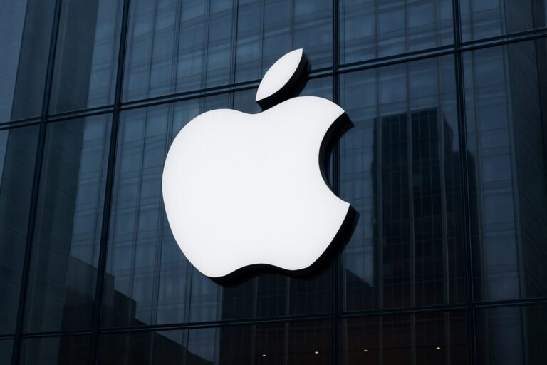 Logo de Apple sobre fachada vidriada en estilo corporativo, ilustrando el avance del iPhone satelital con tecnología espacial