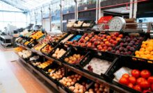 Interior de un supermercado hard discount en América Latina con góndolas ordenadas y productos de marca propia