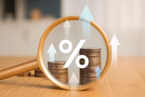 Representación editorial de la inversión activa con analistas financieros monitoreando datos en pantallas digitales en una oficina moderna