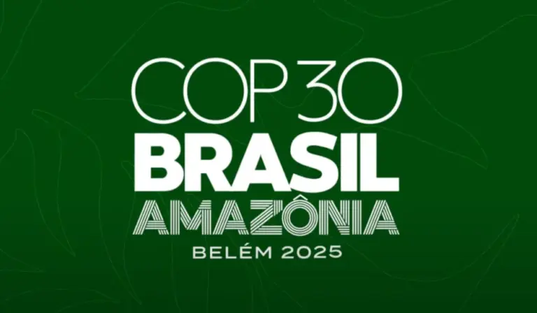 Representación del negocio sostenible con líderes empresariales trabajando en iniciativas climáticas rumbo a la COP30.