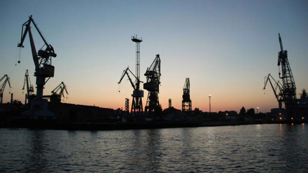 Barriles y plataformas petroleras que reflejan movimientos del mercado del petróleo ante inventarios y tensiones Rusia Ucrania