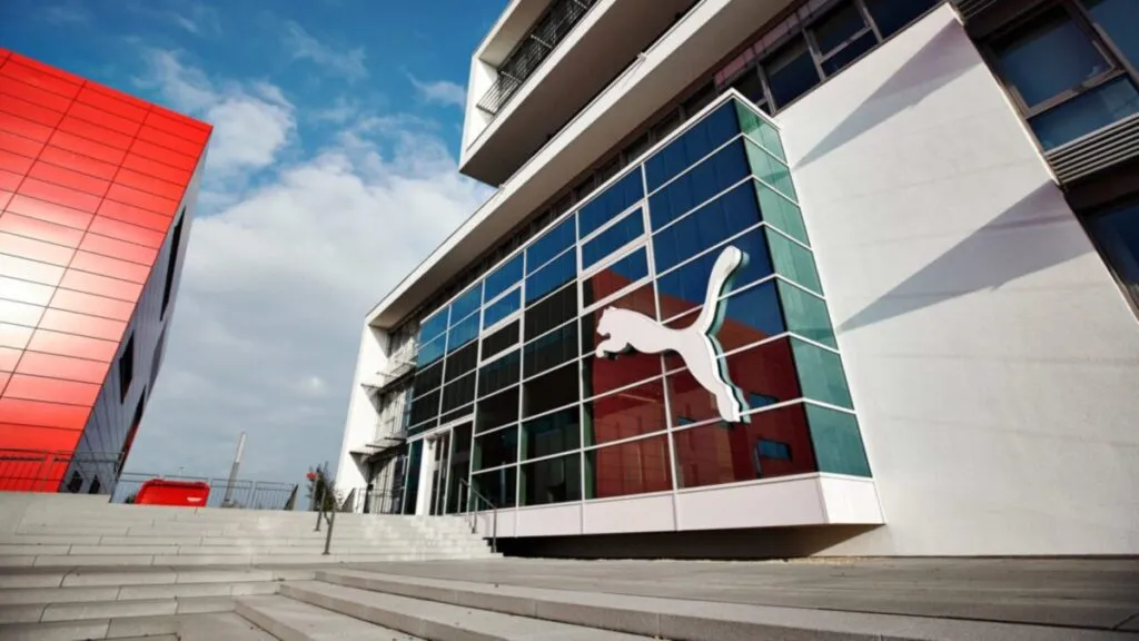 Fachada corporativa de Puma en Alemania asociada a interés internacional y variación reciente en su valoración bursátil