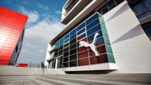 Fachada corporativa de Puma en Alemania asociada a interés internacional y variación reciente en su valoración bursátil