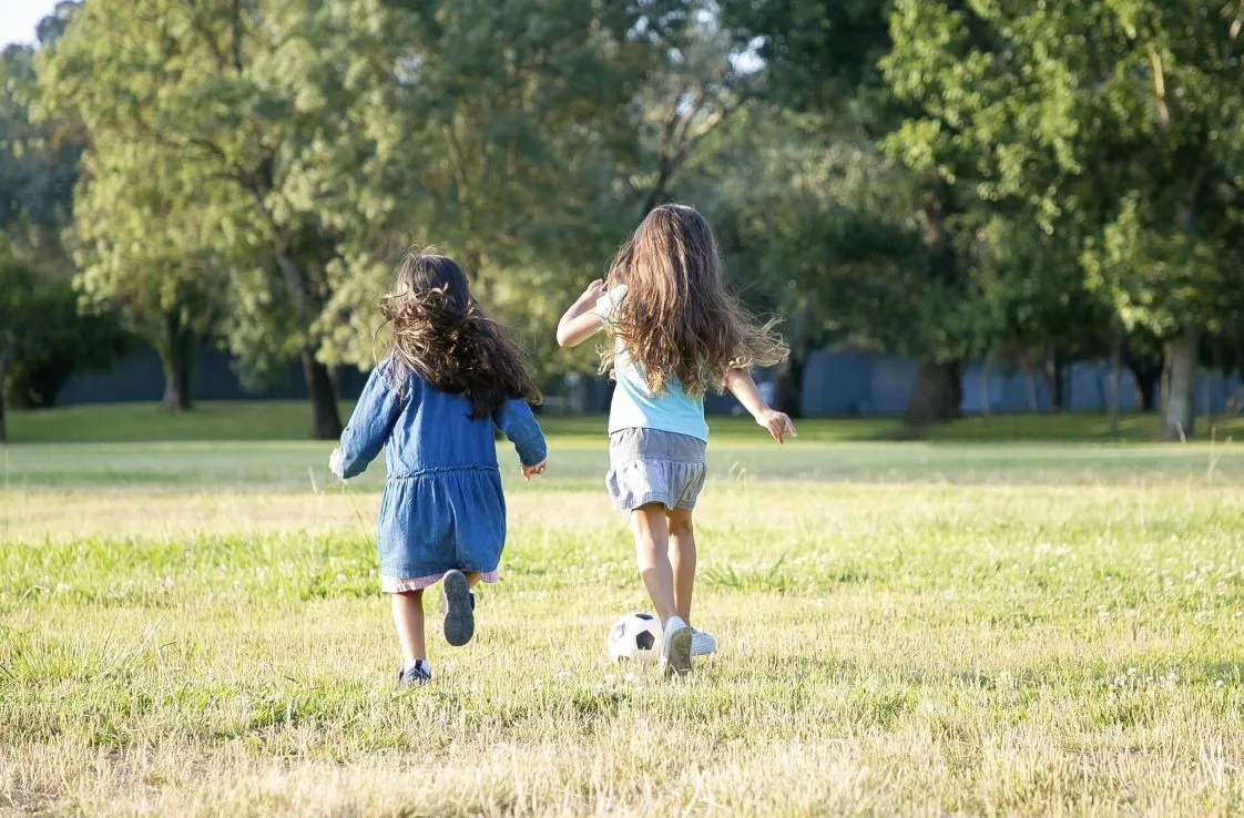 Niños jugando con la seguridad que da utilizar la tecnología de Seguritech.