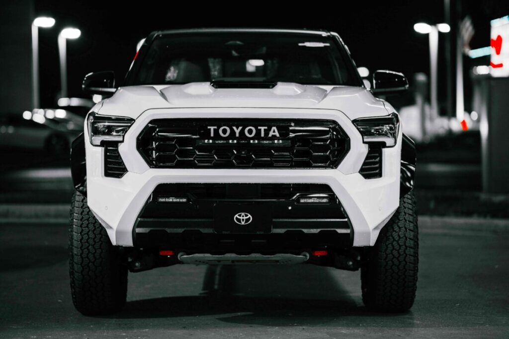 Representación de la Toyota Hilux eléctrica y de hidrógeno desarrolladas en Tailandia, movilidad sostenible y tecnología automotriz