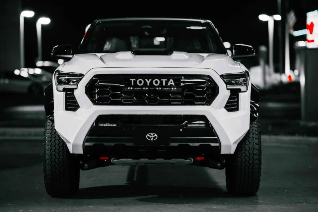 Representación de la Toyota Hilux eléctrica y de hidrógeno desarrolladas en Tailandia, movilidad sostenible y tecnología automotriz