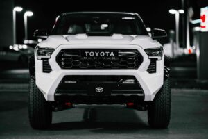 Representación de la Toyota Hilux eléctrica y de hidrógeno desarrolladas en Tailandia, movilidad sostenible y tecnología automotriz