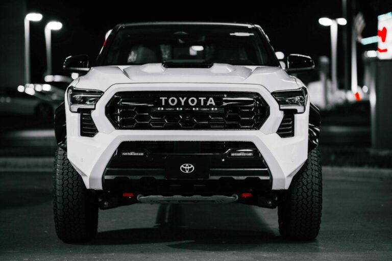 Representación de la Toyota Hilux eléctrica y de hidrógeno desarrolladas en Tailandia, movilidad sostenible y tecnología automotriz