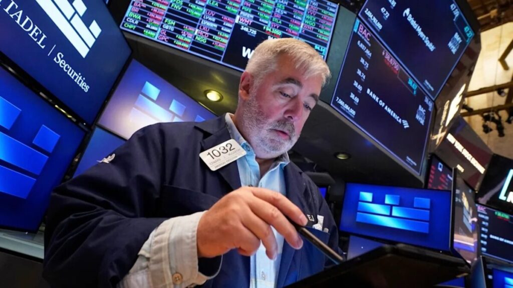 Gráfica ilustrativa de movimientos de Wall Street con énfasis en volatilidad y expectativas monetarias