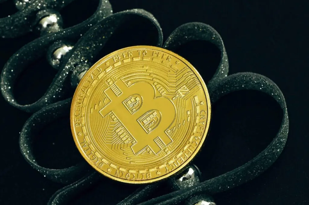 Gráfico de cotización de bitcoin con valor estable en 42,658 dólares y capitalización alta