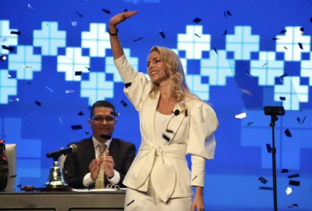 Patricia Lobeira Rodríguez presentando resultados financieros y de obra pública en su IV Informe.