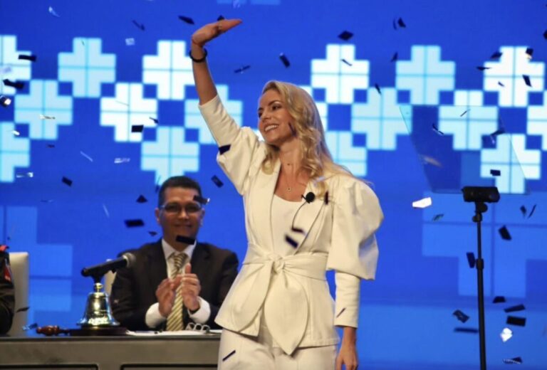 Patricia Lobeira Rodríguez presentando resultados financieros y de obra pública en su IV Informe.