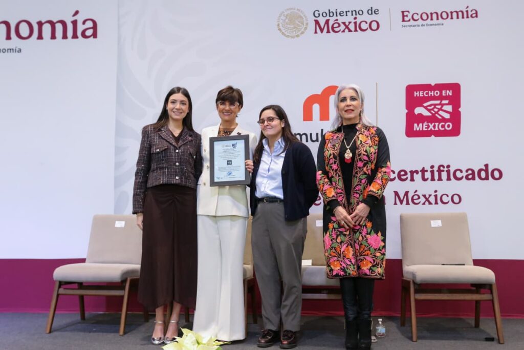 De la mano de Olegario Vázquez Aldir, presidente de Grupo Vazol, el Banco Multiva recibió el distintivo “Hecho en México”.