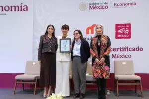 De la mano de Olegario Vázquez Aldir, presidente de Grupo Vazol, el Banco Multiva recibió el distintivo “Hecho en México”.