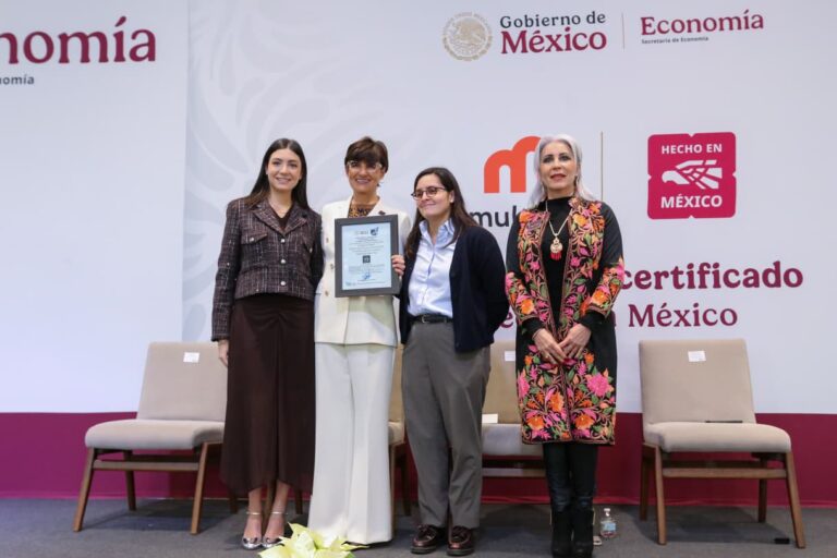 De la mano de Olegario Vázquez Aldir, presidente de Grupo Vazol, el Banco Multiva recibió el distintivo “Hecho en México”.