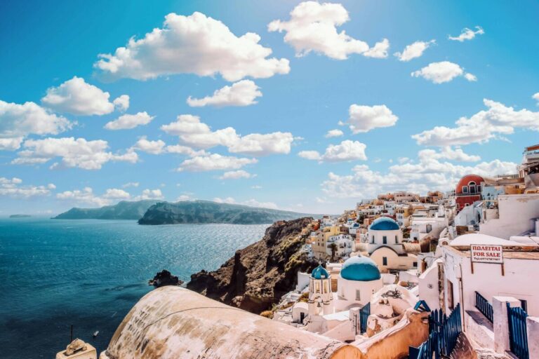 Vista de propiedades de lujo frente al mar en Grecia, reflejando el auge del mercado inmobiliario de lujo