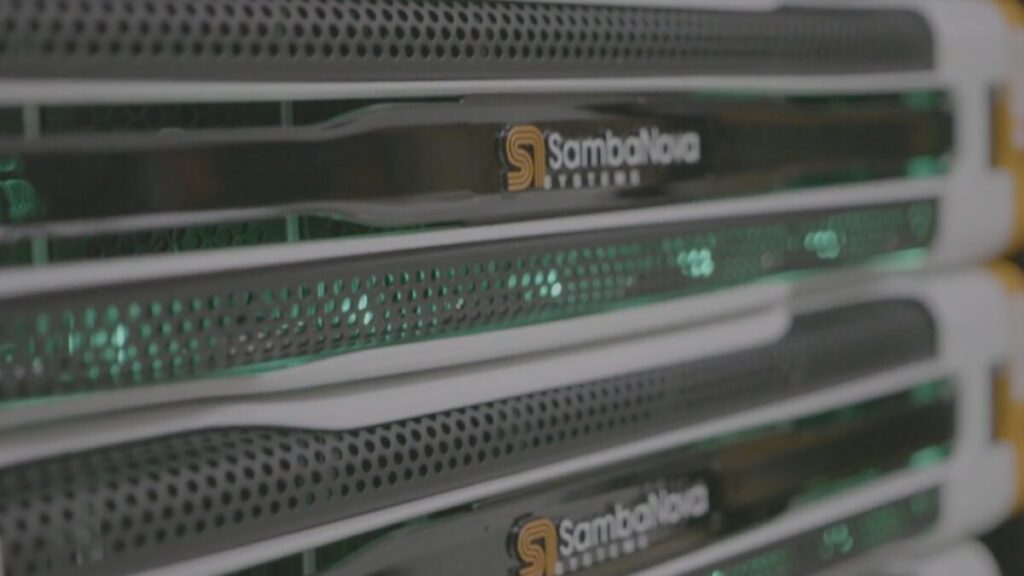 Intel avanza en adquisición de empresa de chips de inteligencia artificial para fortalecer su estrategia tecnológica