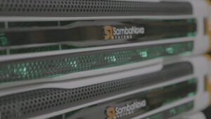 Intel avanza en adquisición de empresa de chips de inteligencia artificial para fortalecer su estrategia tecnológica