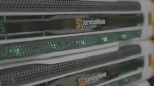 Intel avanza en adquisición de empresa de chips de inteligencia artificial para fortalecer su estrategia tecnológica