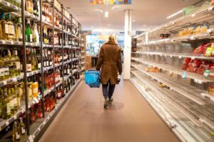 Personas de la generación X en un entorno urbano representando su papel clave en el consumo global hasta 2033