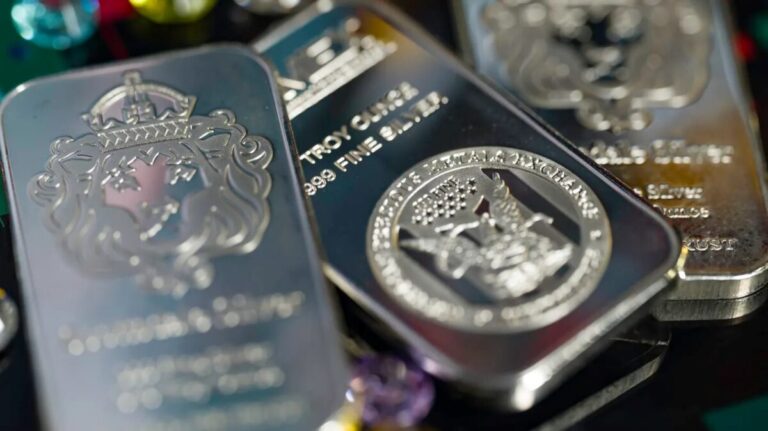 La plata registra máximos históricos cerca de 79 dólares impulsada por demanda industrial, recortes de tasas y mayor interés como activo refugio