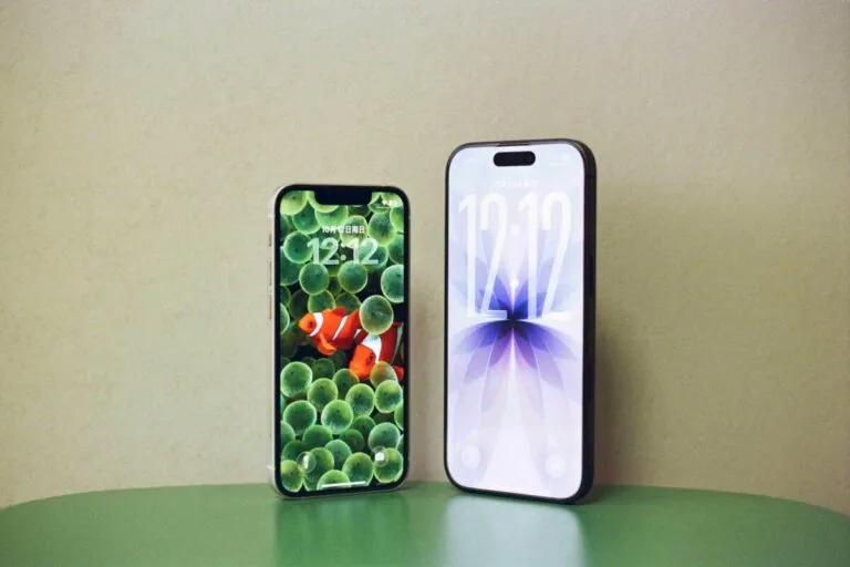 Dispositivos móviles sobre una mesa, con iconos de conectividad y redes, simbolizando competencia en dispositivos móviles