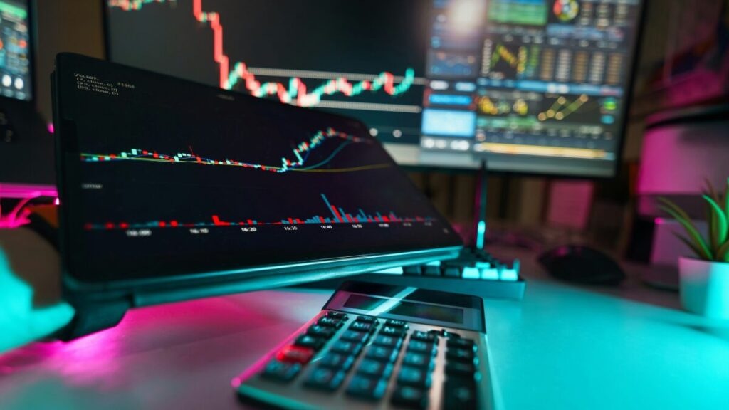 Millenials y Gen Z invierten sin asesores, gestionan portafolios propios y prefieren ETFs y estrategias temáticas ASG