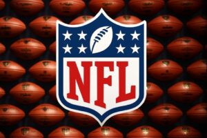 Escudo de la NFL frente a múltiples balones de fútbol americano, representando su expansión de mercados globales