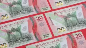 Peso mexicano se aprecia debajo de 18 por dólar en una sesión de baja liquidez y debilidad generalizada del dólar estadounidense.