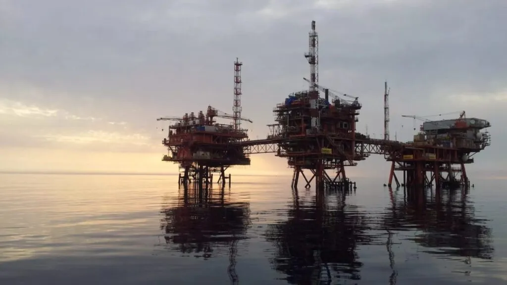 Mercado del petróleo con variaciones por oferta, inventarios y tensiones geopolíticas