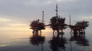 Mercado del petróleo con variaciones por oferta, inventarios y tensiones geopolíticas