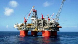 Petróleo reacciona a tensiones entre Estados Unidos y Venezuela en un contexto de amplia oferta global de crudo.