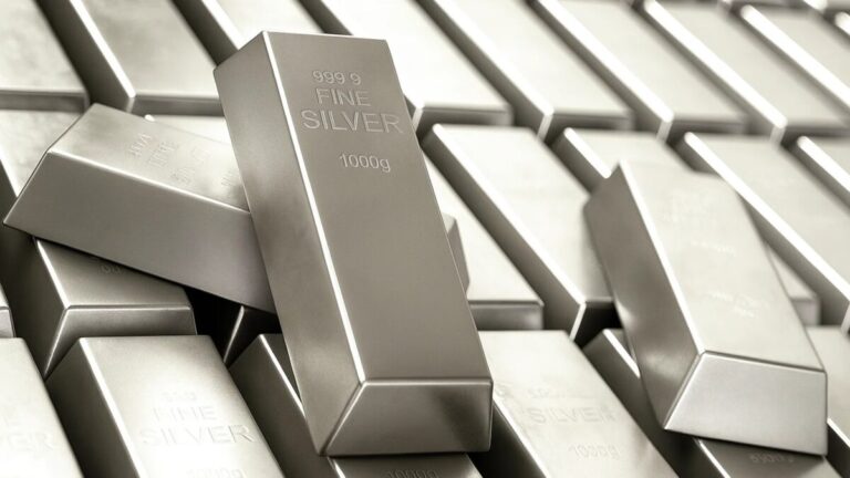La plata alcanza máximo histórico impulsada por demanda de inversión, escasez de oferta y expectativas de recortes de tasas en Estados Unidos.