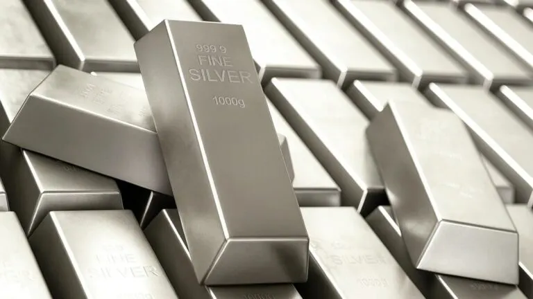 La plata alcanza máximo histórico impulsada por demanda de inversión, escasez de oferta y expectativas de recortes de tasas en Estados Unidos.