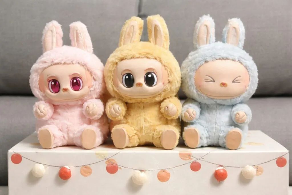 Ilustración editorial de la caída en popularidad de Labubu y su impacto en Pop Mart