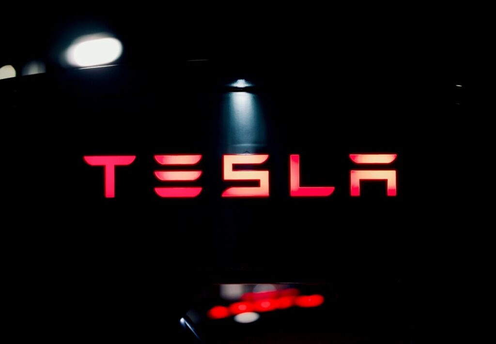 Tesla anticipa crecimiento más bajo en ventas para 2025, generando dudas en el mercado