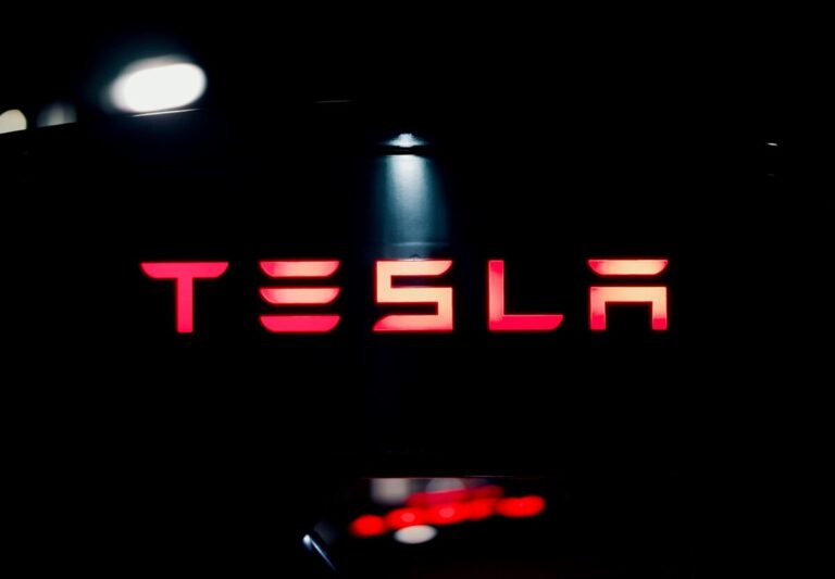 Tesla anticipa crecimiento más bajo en ventas para 2025, generando dudas en el mercado