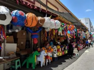 Imagen de piñatas tradicionales en Morelia con ventas afectadas por la inflación y el bajo consumo familiar