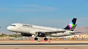 Volaris anuncia fusión con Viva Aerobús para crear el mayor grupo aéreo de bajo costo en México y mejorar su posición financiera.