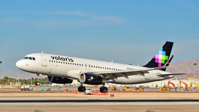 Volaris anuncia fusión con Viva Aerobús para crear el mayor grupo aéreo de bajo costo en México y mejorar su posición financiera.