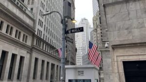 Operadores en Wall Street monitorean caídas asociadas a anuncios corporativos de inversión tecnológica
