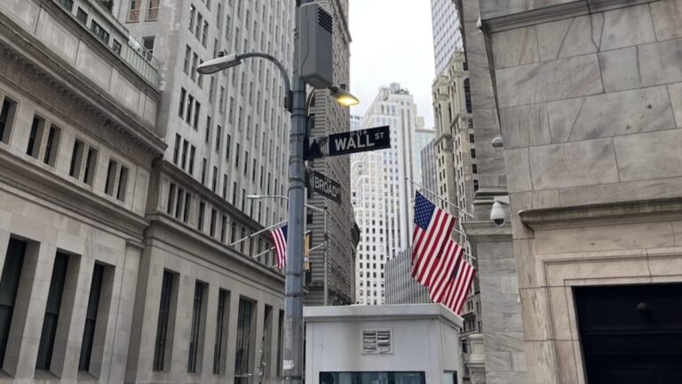 Operadores en Wall Street monitorean caídas asociadas a anuncios corporativos de inversión tecnológica